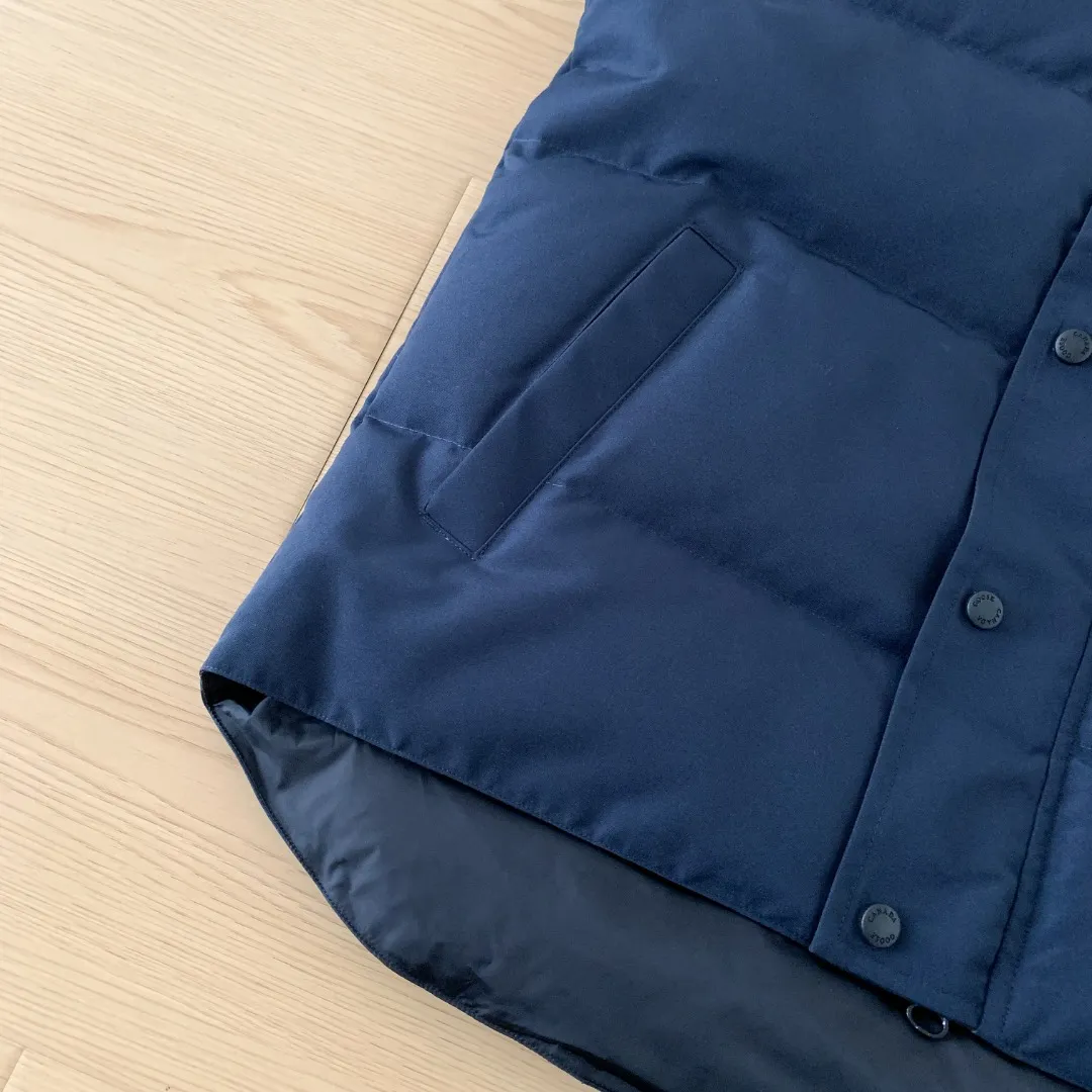 Style number: Y 138 𝑪𝒂𝒏𝒂𝒅𝒂 𝑮𝒐𝒐𝒔𝒆Canada Goose counter level! Canadagoose/Canada Goose New Arrival "2078APPSeries" down vest for men and women Material list: 1⃣ Original custom-made double plain 9500-100% nylon nylon fabric 2⃣ Original YKK zipper, non-sub-factory product 3⃣ National standard 80% white duck down from Guangzhou Inspection, (zp uses 80% white duck down/any boasts of 90% are fake) Material analysis characteristics: 1⃣ Original factory/9500-100% nylon 100% nylon Lurex yarn is actually 100% nylon, which is rarely pure now. Most of them are mixed with cotton thread or polyester. Our top original version is developed in accordance with ZP and uses the same material. 2⃣ As we all know, the original version uses 80% white duck down. The fill power refers to the cubic inches of volume occupied by each ounce (30 grams) of down under certain conditions. If the space occupied by one ounce of down is cubic inches, the fill power of the down is called . So we can simply understand it as: fill power is the volume of down, and the volume of down is fill power. The higher the fill power of down, it means that under the same filling amount, down can fix a larger volume of air layer to keep warm and insulate, so the warmth retention of down is better. Size:XS-2XL Color: Navy Blue Beige Gray Black Red Label Black Black Label